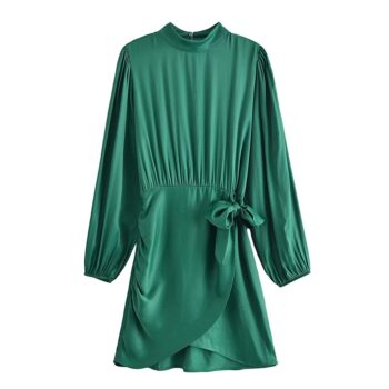 Vestido satinado de cuello alto con nudo 2